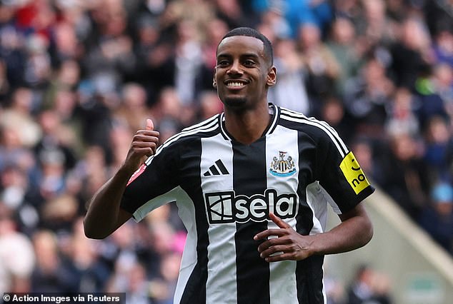 Alexander Isak otvorio je bodovanje s kaznenog mjesta nakon što je Tino Livramento razotkrio Yankuba Minteh