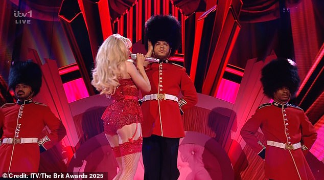 Na kraju staze pop zvijezda se spustila na koljena ispred 'kraljeve straže' ostavljajući roditelje male djece koji su gledali u nevjerici