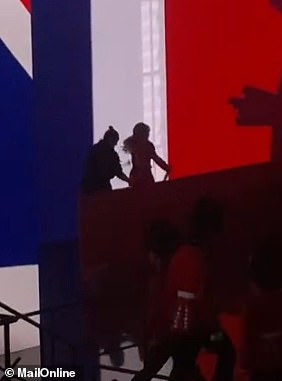 Pojačala vrućinu za svoj nastup, Sabrina je viđena kako skida svoju haljinu, dok joj je član posade pomogao da otkrije broj i uvuče u svoj sljedeći kostim prije nego što je izbio u krevet Chem Chem