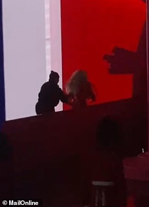 Iza kulisa, Sabrina je brzo promijenila kostim uz pomoć člana posade