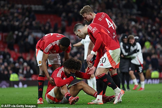 Joshua Zirkzee i Victor Lindelof propustili su ključne penale kako je Fulham napredovao