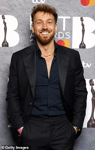 Sam je sjedio na ekskluzivnom stolu Hitz Radio s Peteom i Olivijom, dok se vjeruje da je Zara bila u kutiji daleko od podne sjedenja