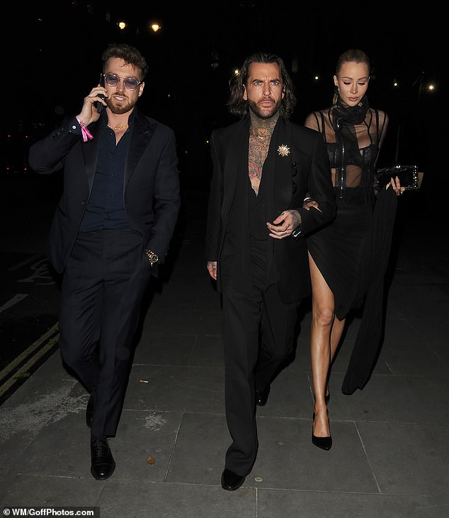 Nakon ceremonije, Sam se pridružio Peteu i Oliviji u glamuroznoj Univerzalnoj glazbi Afterparty koja je održana u 180 The Strand, dok vjeruje da je Zara krenula ravno kući