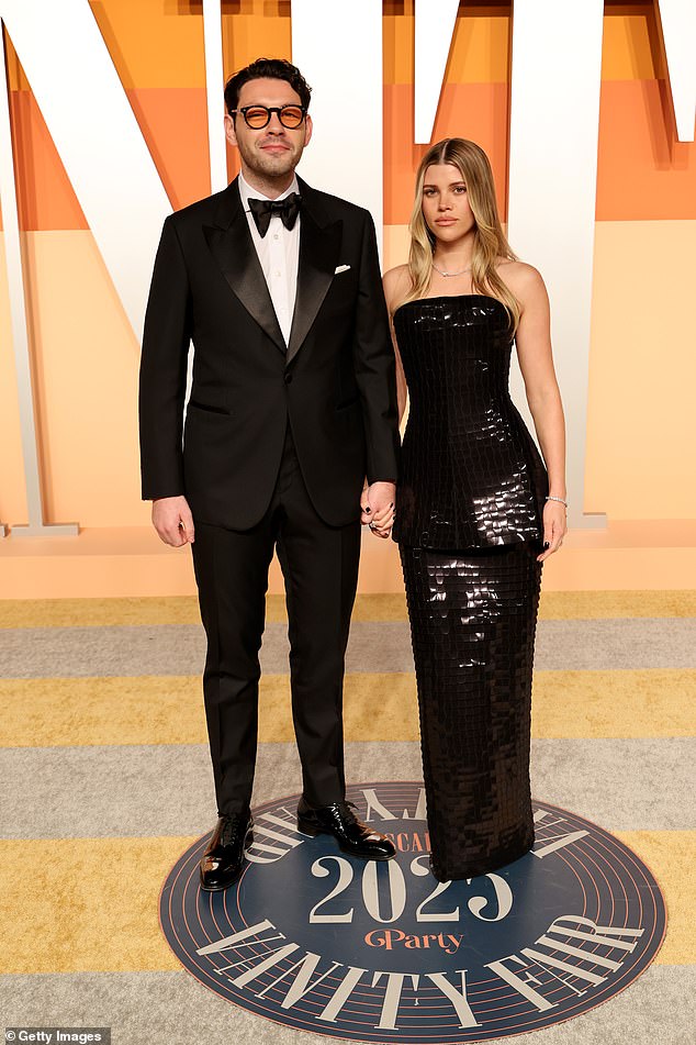 Pridružio joj se suprug Elliot Grainge, koji je odgovarao u tuxedo