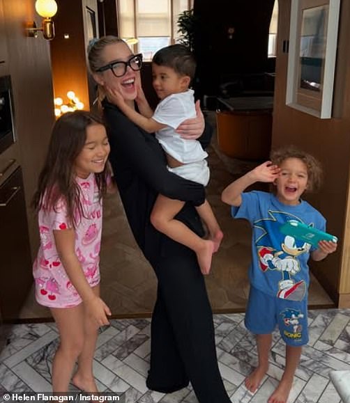 TV ličnost, 34, dijeli svoje troje djece Matildu, devet, Delilah, šest, i Charlie, tri, sa svojim nogometašem bivšim Scottom Sinclairom