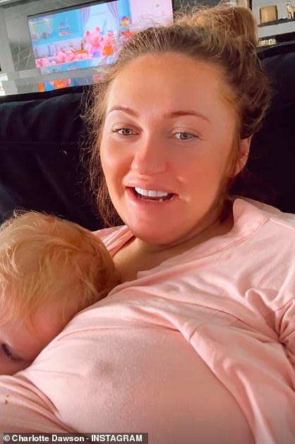 Također je podijelila pogled na svoj dan dok je rekla da je spremna roditi i uspoređivala grudi s 'udders'