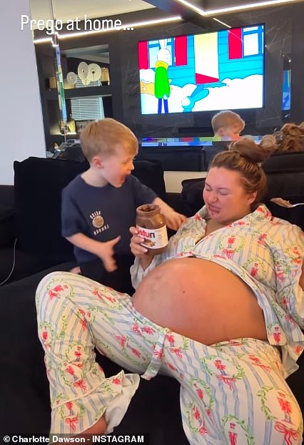 Nakon što joj je pokazala glamurozno van i otprilike, urnebesno joj se presjekla 'preggo kod kuće' dok se opuštala na sofi u pidžami jedući čokoladu s naletom out