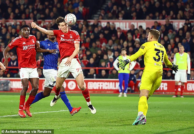 Ryan Yates Nottingham Forest diže se kako bi kimnuo u Niveder u FA Cupu posljednjih 16