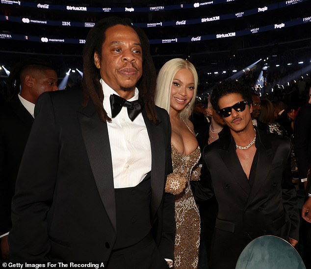 U ponedjeljak je otkriveno da je Jay-Z tužio ženu Alabame i Buzbee, rekavši da su ga 'laži' i 'iznuđene prijetnje' dovele do gubitka od 20 milijuna dolara; Na slici u LA 2. veljače na Grammyju sa suprugom Beyoncé i Bruno Mars