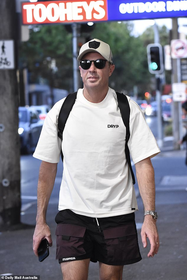 Reality TV zvijezda, 43, primijećena je kako ide solo u Sydneyu kako nosi majicu s krem-boja, čokoladno smeđe stax Službene kratke hlače, bež šešir i ruksak s crnim zaokretom