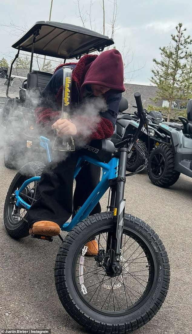 Obožavatelji su se prošlog mjeseca sve više zabrinuli dok je dijelio fotografije koje su mu pokazale pušenje od onoga što se činilo kao bong dok je sjedio na električnom biciklu