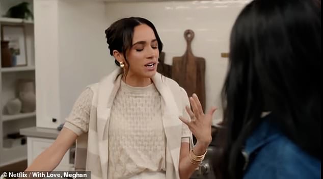 Tijekom njihovog nespretnog virusnog trenutka, Meghan je viđena kako govori Mindy: 