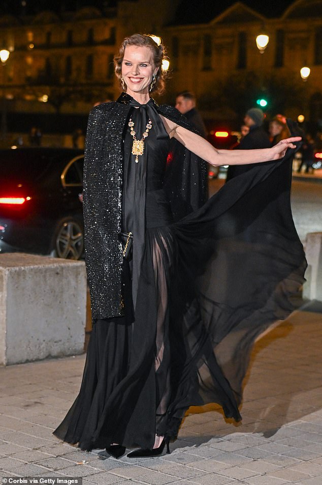 Eva Herzigova izvukla je neke dramatične poze u svom polu-sjenilom slojevitom crnom broju