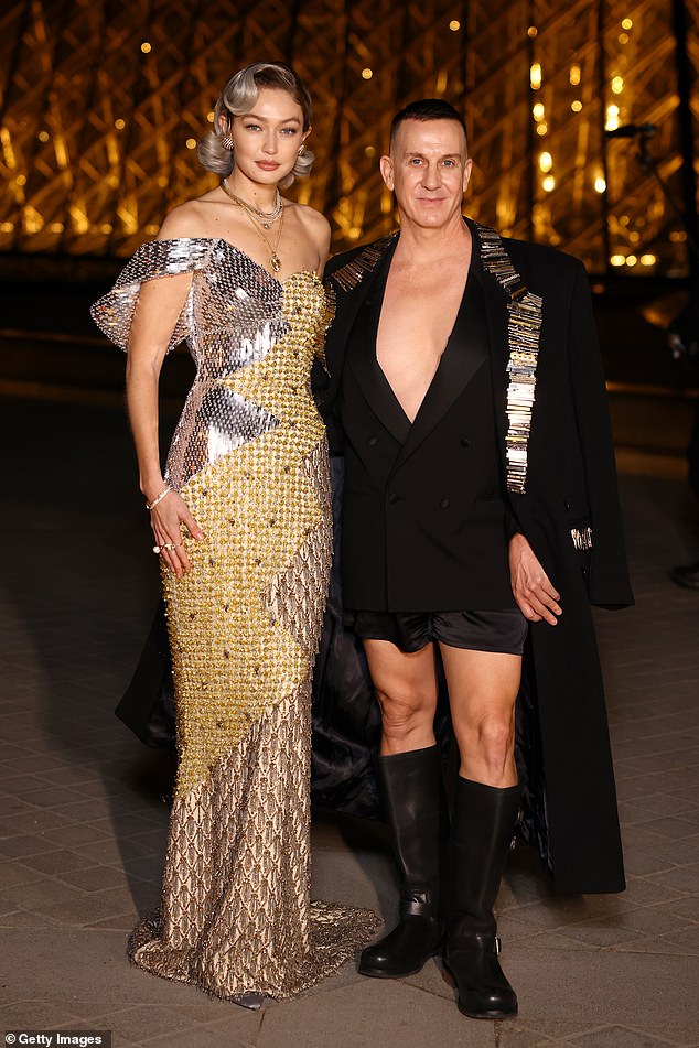 Gigi je pozirao izvan ikonične piramide Lourve s dizajnerom Jeremyjem Scottom, koji se odlučio za odvažan pogled