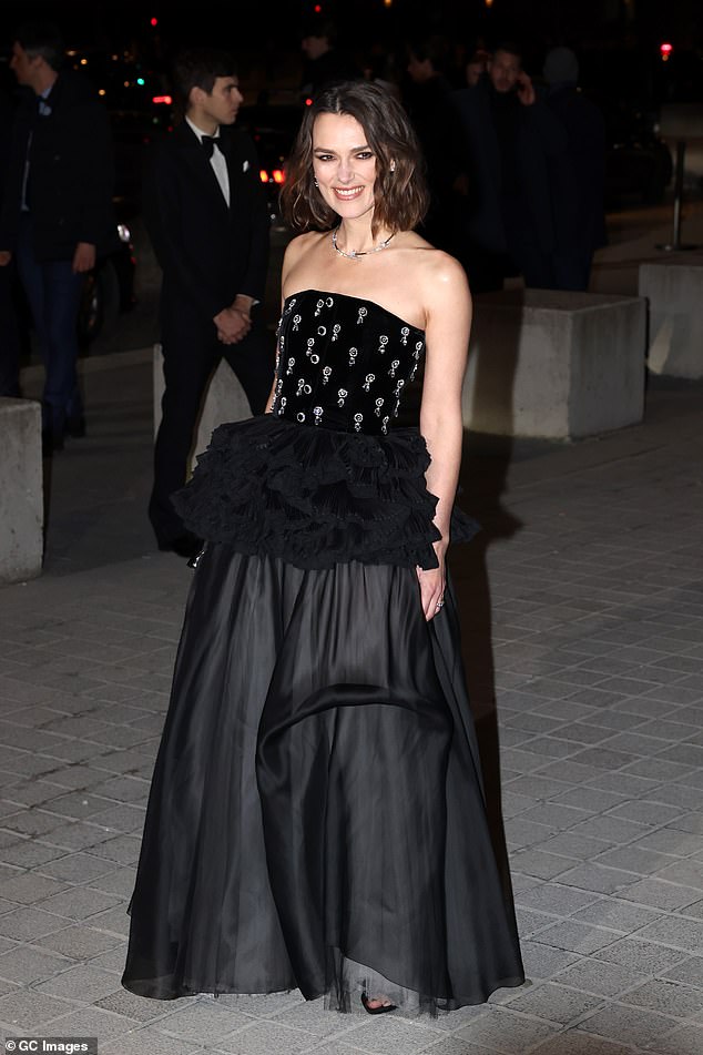 Keira Knightley odabrala je vrlo glam crnu haljinu za gala večeru koja prikuplja sredstva za podršku Louvreovim projektima obnove i obrazovnim programima