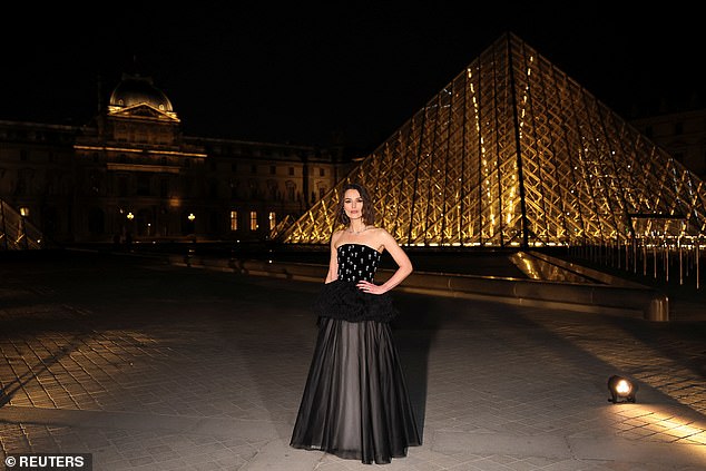 Gosti su imali vrhunsku pozadinu za svoje fotografije s Louvreom osvijetljenim iza njih