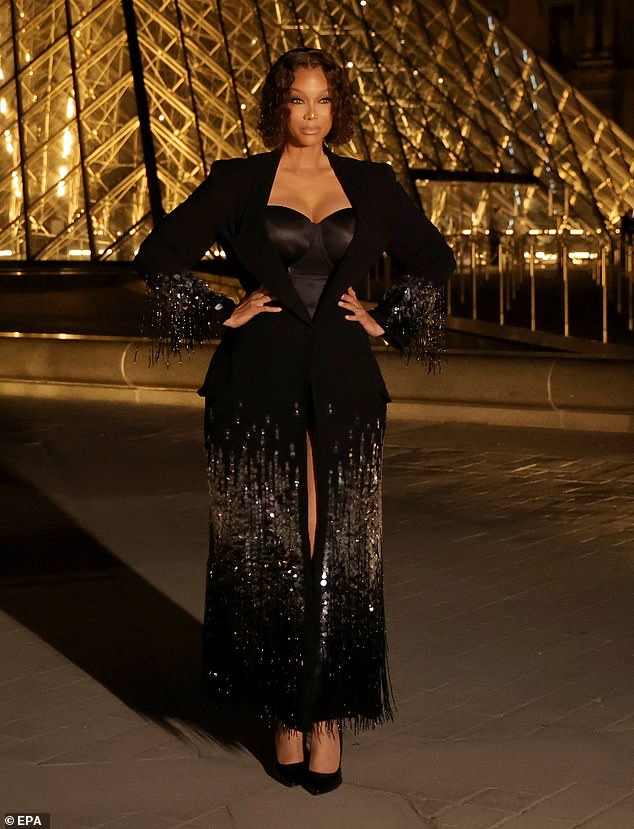 Legenda piste Tyra Banks dala je izjavu u njenom raslom crnom korzetu slojevitom pod pjenušavim kaputom, jer je u zadivljujućoj postavci pokazala svoje ikonične poze