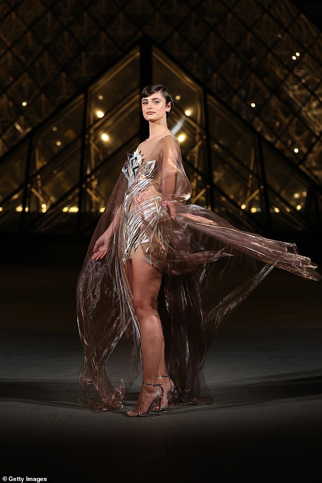 Taylor Hill bila je Belle od lopte dok je ona jedva udarala haljinu za dramatičan trenutak uhvaćena na kameri