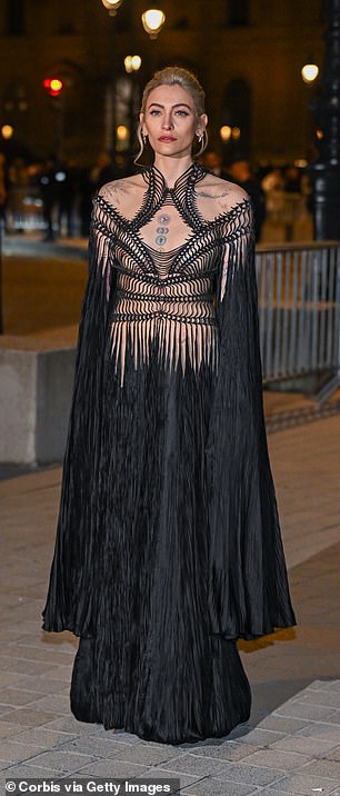 Paris Jackson u međuvremenu je pokazao svoj jedinstveni osjećaj za stil u haljini s rizičnim detaljima izrezanja, bljeskajući svoju kolekciju tetovaža