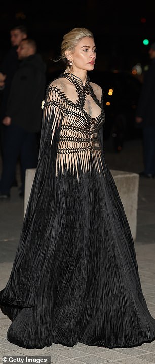 Haljina se hvalila raskošnom pernatom suknjom