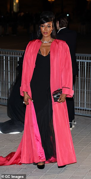 Stalno šik Naomi Campbell dodao je pop boje svojoj elegantnoj crnoj haljini, sa zadivljujućim ružičastim kaputom