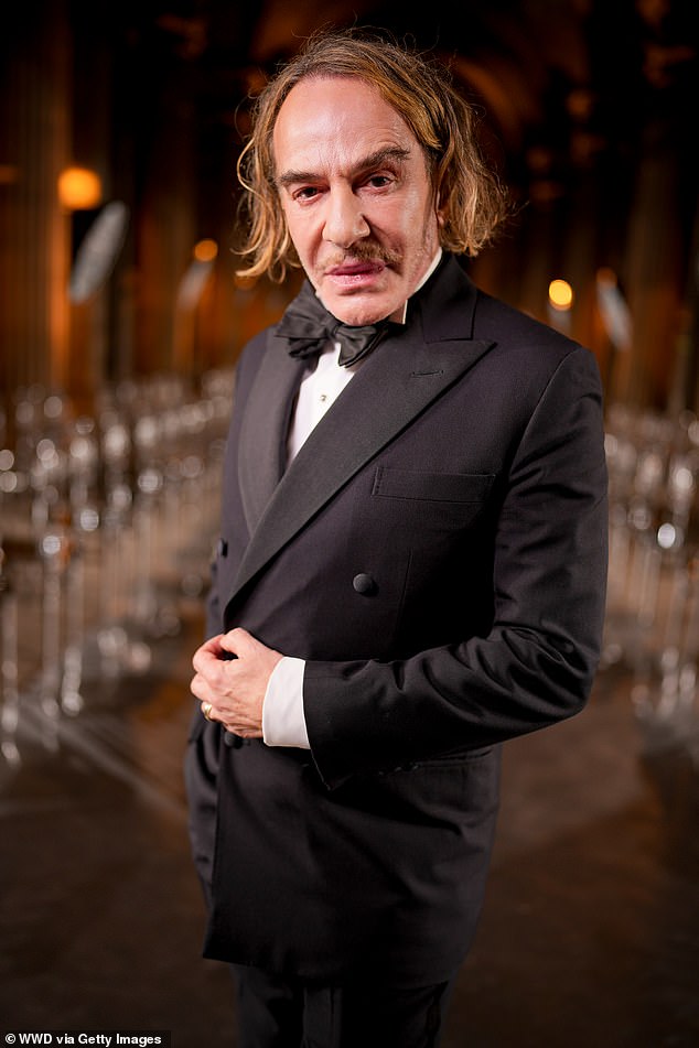 Legendarni dizajner John Galliano izgledao je dapper u svom klasičnom Tuxu