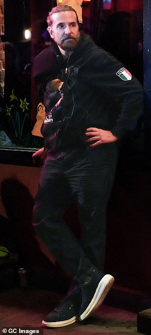 Maestro zvijezda odlučila se za daleko hrapaviji izgled nego što je ranije nosio, s kosom lica i dugom kosom vezanom u gornjem čvoru