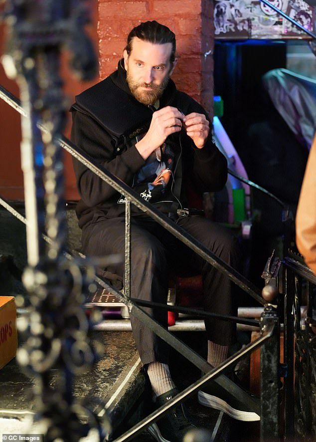 Bradley također režira film, a između njih je viđen da bilježi bilješke Willu, koji glumi kao lik zvan Alex koji se bori s rušenjem braka