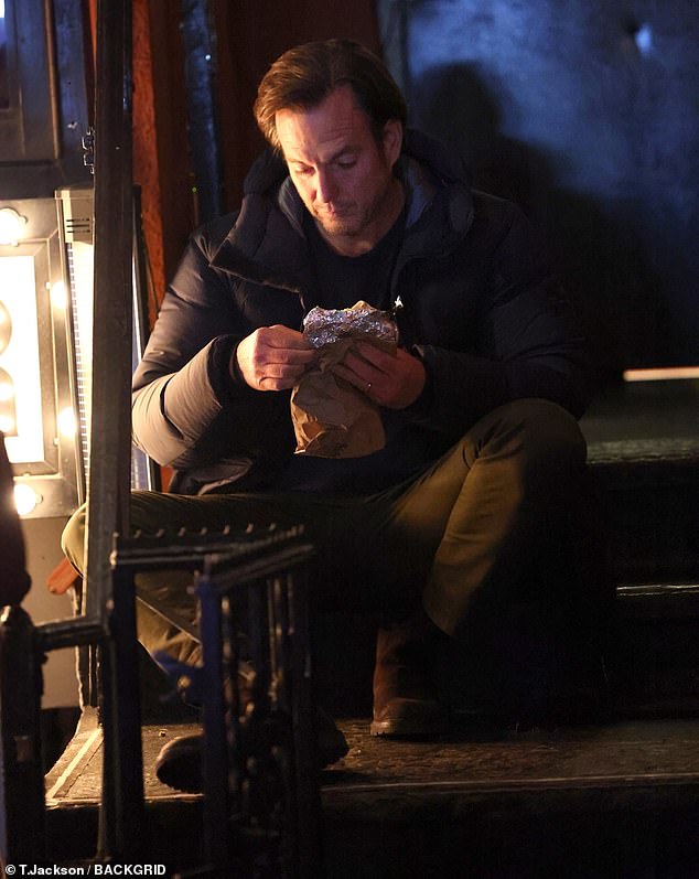 Na mjestima je Bradley odmorio neke korake, dok je Will prikazan ubacio u svoju večeru tijekom pauziranog snimanja filma (na slici)