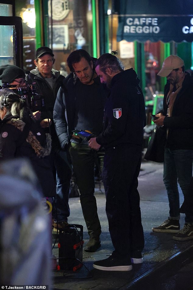 Glumac, koji je imao punu i grmljujuću bradu, viđen je kako drži kameru dok debitira kao operater kamere na projektu