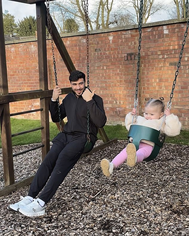 U natpisu vlastitog posta, Tommy je gurnuo 