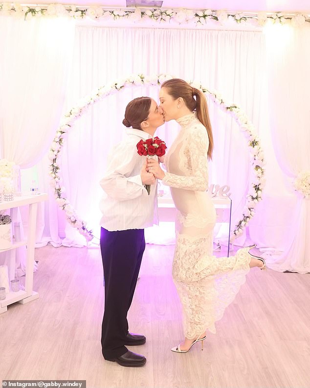 Windey je rekao da su na kraju odabrali istu kapelu kao Kourtney Kardashian i Travis Barker, ali izbjegli su malu bijelu svadbenu kapelu, gdje je Britney Spears oženio otkako je njezin brak trajao samo 72 sata