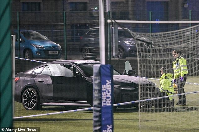 Policija istražuje nakon što se automobil srušio kroz ogradu u nogometnom klubu Kendal Rugby Union