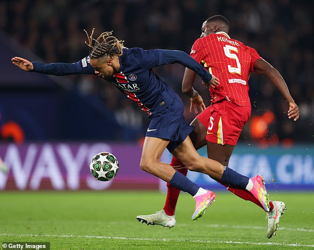 Činilo se da je leđa Liverpool centra gurnula krila PSG -a u 25. minuti