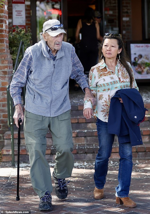 Natjerala ga je da hoda s trskom i ne radi invalidska kolica; Gledano 2024. godine napuštajući restoran Pappadeaux's u Santa Fe