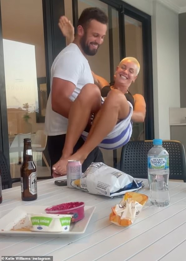 Opuštena Katie podijelila je nekoliko fotografija svog putovanja i rekla da su je članovi obitelji 