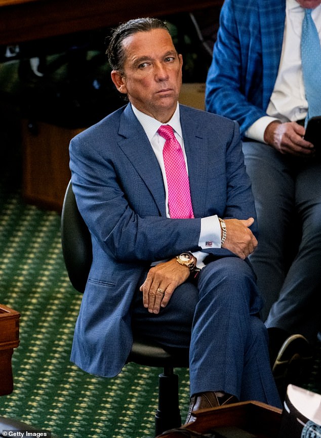 U izjavi podnesenom u srijedu, privatni istražitelj tvrdi da je žena iz Alabame priznala da je Buzbee pritiskao da u svoju tužbu uključi Jay-Z-a, prema TMZ-u;  Buzbee prikazan 2023. godine