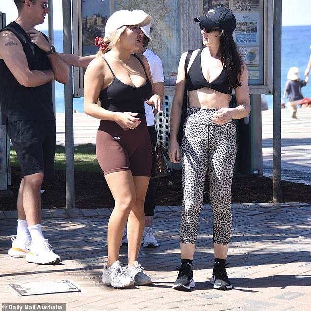 Pojanula je svoju plavu kosu u konjski rep i oklopila lice od sunca bijelom kapom