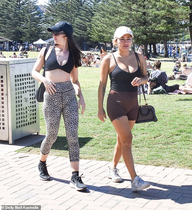 Izgled je dovršila crnim nike tenisicama i odgovarajućom kapom