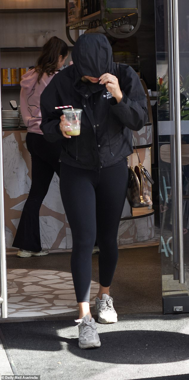 Awhina je pokušala cijelo lice prikriti crnom jaknom dok je povukla kapuljaču nisko preko glave i čvrsto crtala crtanje