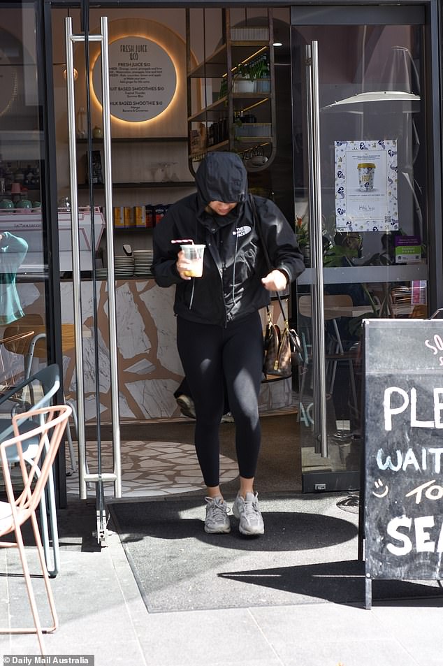 Udružila je Windbreaker s nekim crnim tajicama i bijelim tenisicama