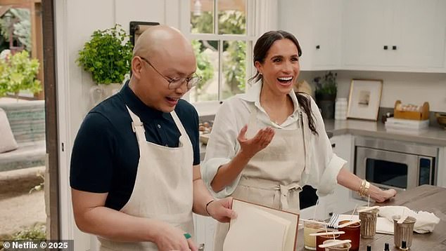 U jednom prizoru u kojoj je udarala gozbu u kuhinji, 43-godišnjakinja je bila odjevena glavom do pete u Aussie dizajneru. Meghan je nosila predmete s australske modne etikete Zimmerman, favorit s A-listerima