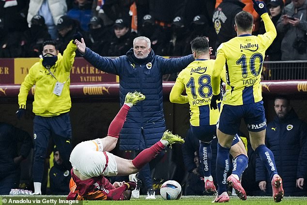 Jose Mourinho tvrdio je da je Galatasarayeva klupa 'skočila poput majmuna' tijekom prošlotjednog Istanbul Derbyja
