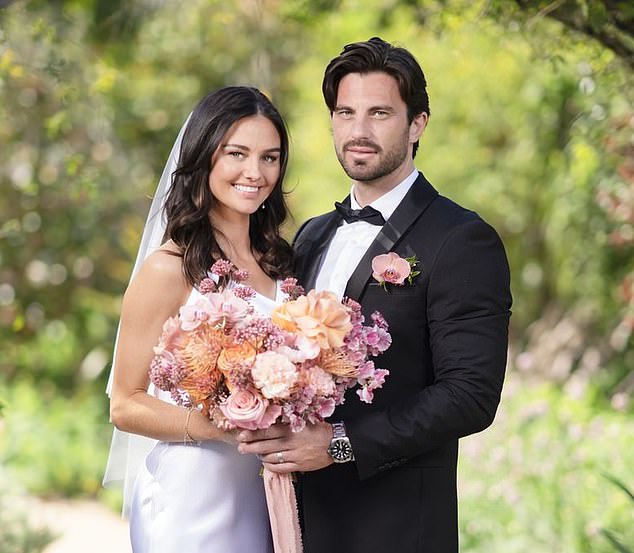 U intervjuu za Daily Mail Australia, bivša natjecateljica Miss Universe (32) okrenula je reality zvijezdu na špekulacijama da je njezin pojavljivanje u showu bilo što samo originalno. Na slici Eliota Donovana