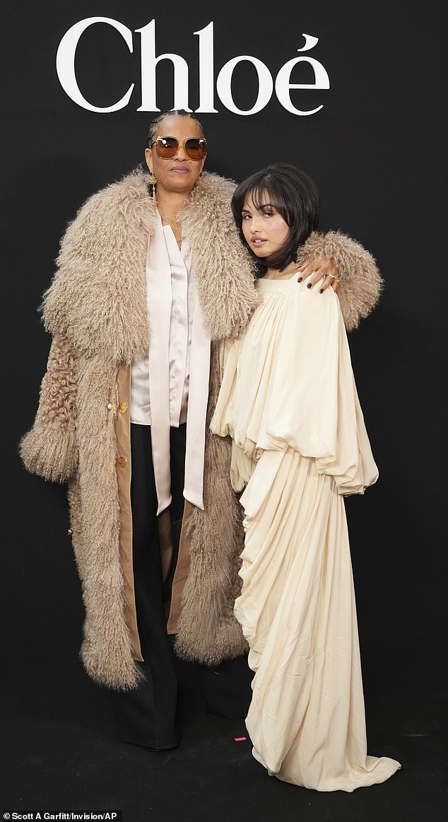 Pjevačica Mabel izgledala je bez napora u dramatičnoj krem ​​haljini u stilu Smock-a, zajedno s visokim niskim suknjama slojevim balonom i par pumpe za bijele čipke mače od pete od mačića