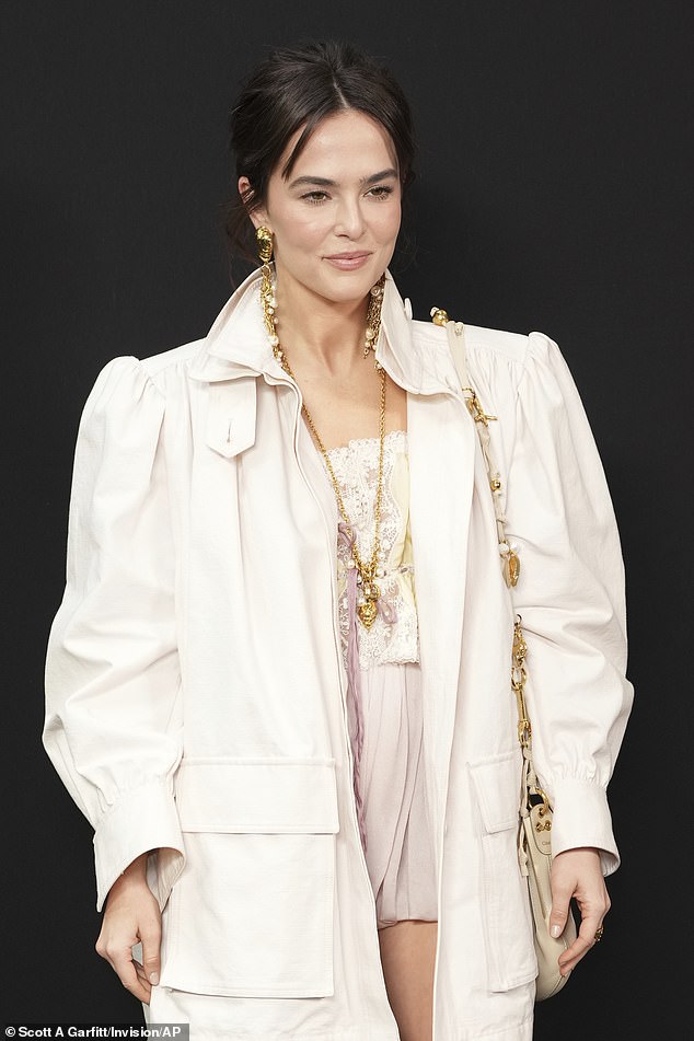 Ispod, zašto on? Glumica je nosila sićušnu blijedo ružičastu i krem ​​čipku, a opet je viđena u pumpama za mačiće, ovaj put u golu