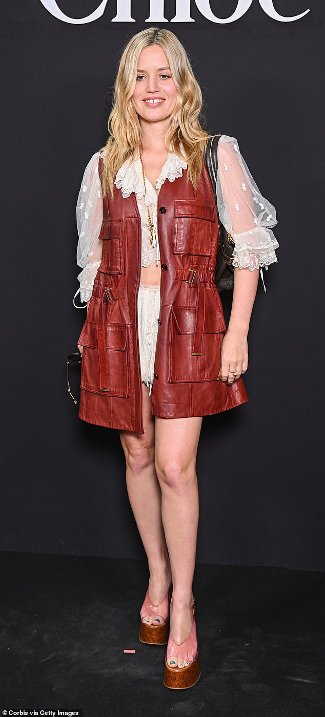 Njezin je izgled dovršen dugačkom zlatnom ogrlicom, smeđom i ružičastim plastičnim petama i crnom chloe torbama