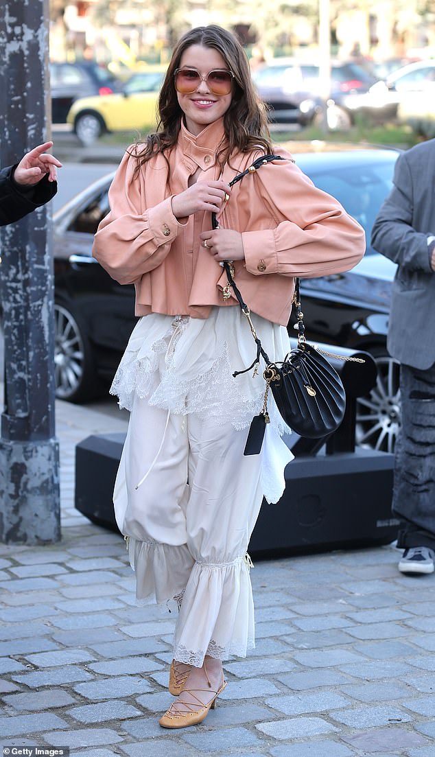 Ikad, 17, izveo upečatljivi par bijelih satenskih cvjetanja s čipkastom cami bluzom prekrivenom za show