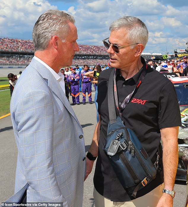 Poslovni menadžer NBA legende Polk (desno) izdvojen je u NASCAR -ovom šalteru