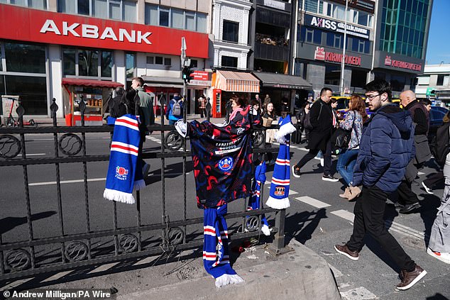 Navijači su u njegovo sjećanje postavili klupsku košulju i razne šalove na obližnjim ogradama